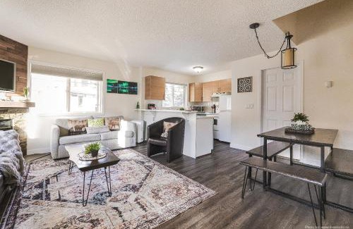 Harvie Heights Apartment | Entire Lovely Townhouse Mountain View!