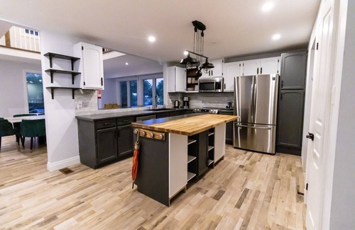 Marmora House | ❤️Entire Luxurious Waterfront Peninsula Cottage - VERY LARGE COTTAGE W/HOTTUB❤️