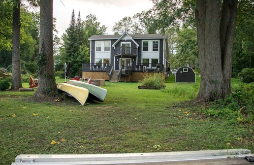 Marmora House | ❤️Entire Luxurious Waterfront Peninsula Cottage - VERY LARGE COTTAGE W/HOTTUB❤️