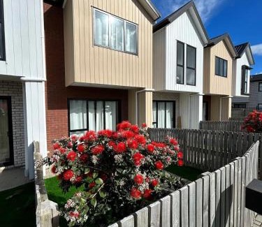 Auckland Villa | Entire Luxury Cosy Townhouse with Master Bedrooms,10 min to Airport & Sylvia Park