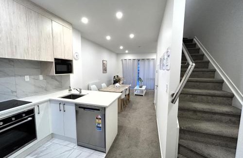 Auckland Villa | Entire Luxury Cosy Townhouse with Master Bedrooms,10 min to Airport & Sylvia Park