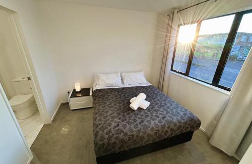 Auckland Villa | Entire Luxury Cosy Townhouse with Master Bedrooms,10 min to Airport & Sylvia Park