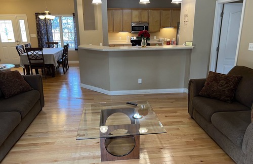 Lincoln House | Entire Luxury Single-Family Home in Upscale Neighborhood & Convenient Location