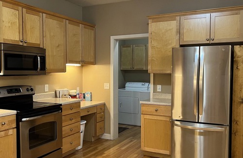 Lincoln House | Entire Luxury Single-Family Home in Upscale Neighborhood & Convenient Location