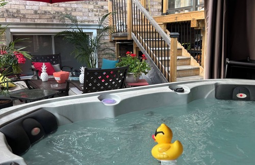 Richmond Hill House | Entire Modern Cozy basement apartment with hot Tub