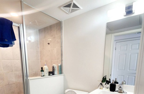 Dean Park House | Entire Modern & Spacious Unit with Free Parking