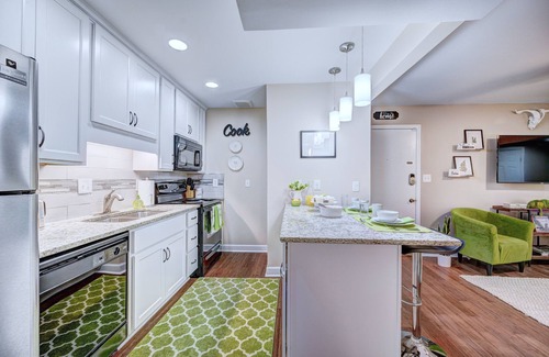Glen Iris Condo | Entire renovated condo in gated community for you