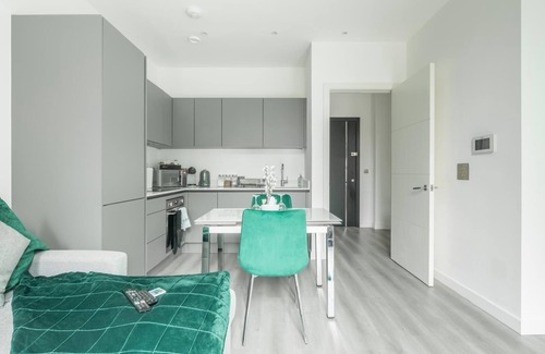 Great Linford Apartment | Entire rental unit in Linford Wood