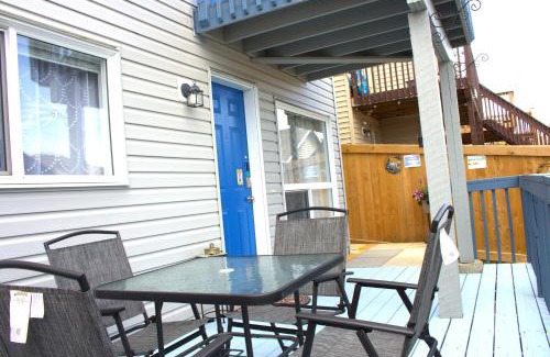 Southeast Edmonton Apartment | Entire suite Queen BRM Big Window Prvt Entry Patio