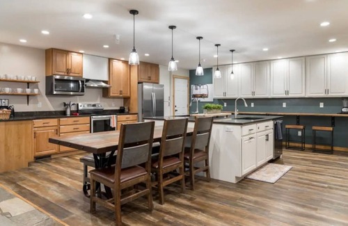Leigh Creek Estates Cabin | Entire Teton Crest Lodge Sleeps 30