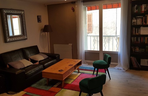 Besse-sur-Issole House | Entire townhouse, in a picturesque Provencal village