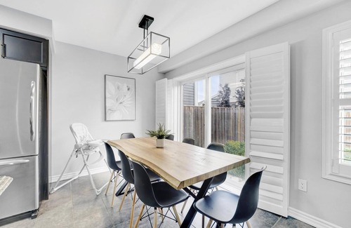 Kitchener House | Entire Two Storey+4 Bed+Ping-Pong+65" TV+Enclosed Backyard