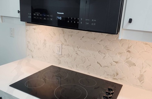 Newmarket House | Entire Unit, Newly Renovated Seperate Entry, 1 free paking, King bed