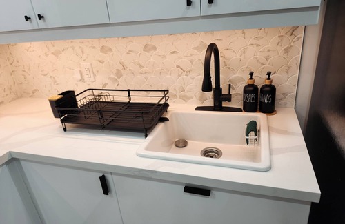 Newmarket House | Entire Unit, Newly Renovated Seperate Entry, 1 free paking, King bed