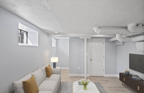 Lynn Apartment | (ENTIRE UNIT)Swampscott Apt, Lots Of Natural Light, 20 mins To Swampscott Beach