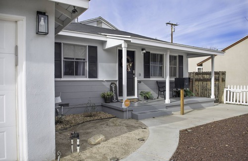 Palmdale House | ✰EntireHome✰SelfCheck-In✰W/D✰100MbsWifi✰A/C✰Yard