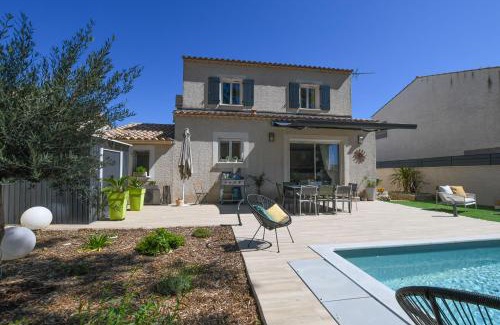 Raphele-les-Arles Villa | Entre les Alpilles, la Mer, la Camargue, à huit kilomètres de ARLES ,Villa des jasmins ,piscine,3 chambres ,climatisation, wifi fibre