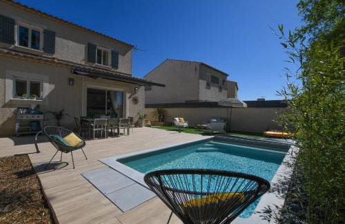 Raphele-les-Arles Villa | Entre les Alpilles, la Mer, la Camargue, à huit kilomètres de ARLES ,Villa des jasmins ,piscine,3 chambres ,climatisation, wifi fibre