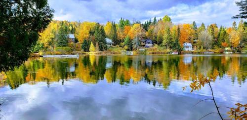 St-Adolphe-d'Howard Ski Chalet | Entre Monts et Lac - lac - Lake front & Volleyball