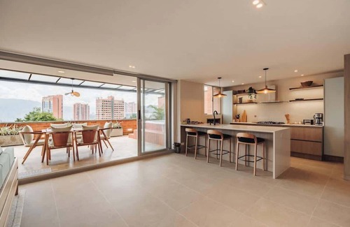 Los Naranjos Apartment | EP| Bright Apt W/AC, Workspace, Jacuzzi