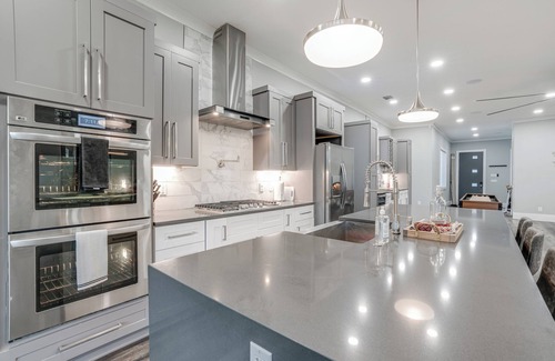 Midtown House | EPIC Backyard-Hot Tub-Near DWTN -Games-Sleeps 16 - New Listing!