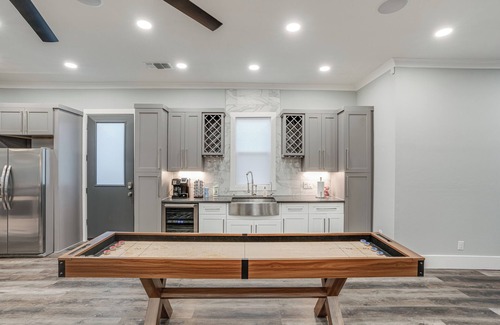 Midtown House | EPIC Backyard-Hot Tub-Near DWTN -Games-Sleeps 16 - New Listing!