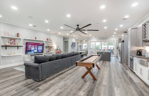 Midtown House | EPIC Backyard-Hot Tub-Near DWTN -Games-Sleeps 16 - New Listing!