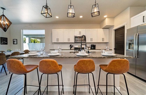 Grand Junction House | Epic Mountain Views | Fire Pit, Grill, Hot Tub & More