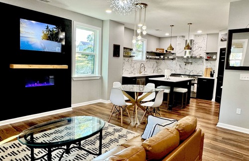 Covington House | Epic Retreat at Mystic Falls-5 bd 3.5 BA-1 Mile from the Square & Clocktower