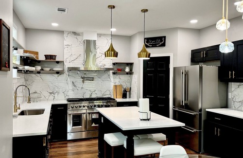 Covington House | Epic Retreat at Mystic Falls-5 bd 3.5 BA-1 Mile from the Square & Clocktower