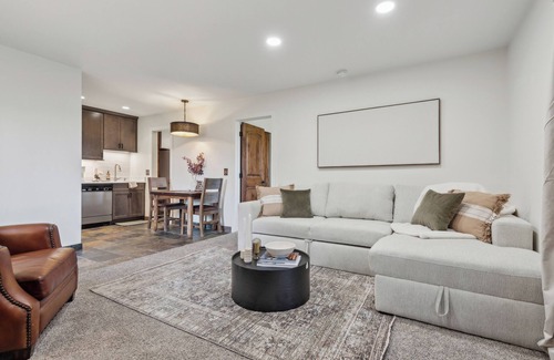 Park City Condo | Epic Ski Getaway! 5 minute walk to Cabriolet, Heated Pools, Hot Tubs & Sauna