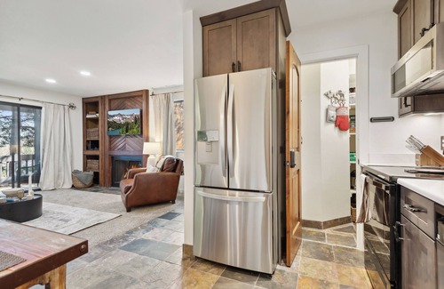 Park City Condo | Epic Ski Getaway! 5 minute walk to Cabriolet, Heated Pools, Hot Tubs & Sauna