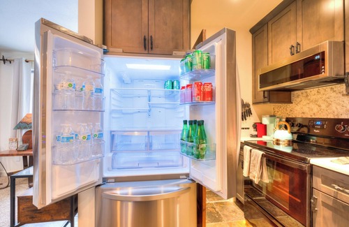 Park City Condo | Epic Ski Getaway! 5 minute walk to Cabriolet, Heated Pools, Hot Tubs & Sauna