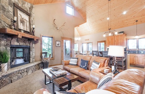 Granby House | Epic Views! Luxe Cabin near RMNP, Trails & Fishing, and #1 Ski Resort in US
