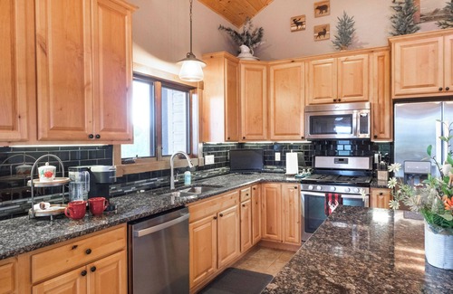 Granby House | Epic Views! Luxe Cabin near RMNP, Trails & Fishing, and #1 Ski Resort in US