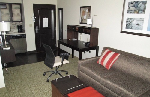 Bowling Green Condo | Equipped King Suite near the WKU campus | Free Daily Breakfast + Gym Access
