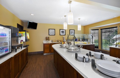 Utica Condo | Equipped Suite | Free Breakfast, 24h Business Center + Seasonal Pool