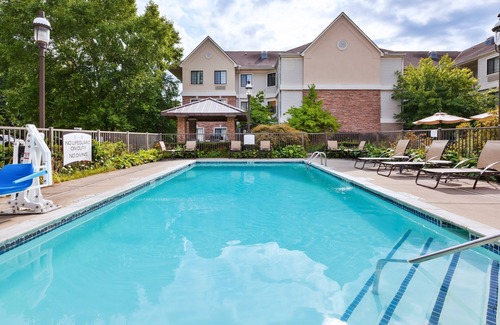 Utica Condo | Equipped Suite | Free Breakfast, 24h Business Center + Seasonal Pool