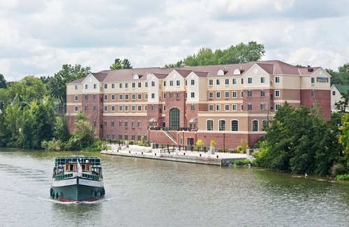 Rochester Condo | Equipped Suite with a Stunning Genesee River View Near the University of Rochester