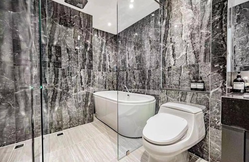 Chang Khlan Apartment | Erawan Luxury 2B2B Condo (2卧室豪华公寓古城中心)