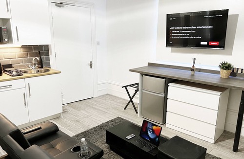 Waddon Apartment | Erin Court Mansion -Suite 11