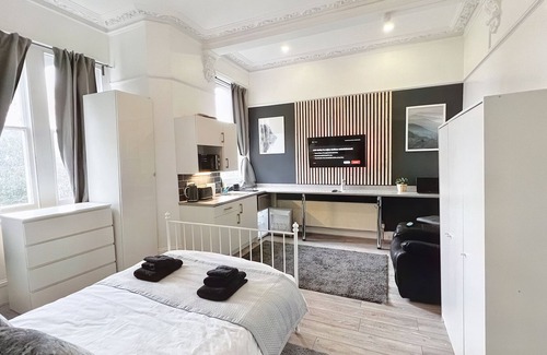 Waddon Apartment | Erin Court Mansion -Suite 13