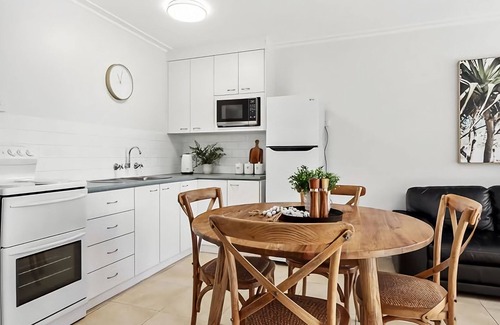 Urunga Apartment | Ernorna Court is a beautifully renovated, clean and bright apartment facing the Kalang River in Urun