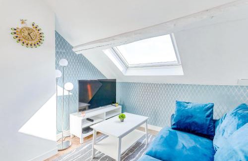 Corbeil-Essonnes Apartment | Escale pro & détente à 3 min de la gare - Parking - WIFI - PS4