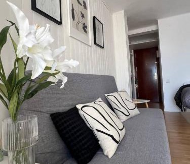 La Pineda Apartment | Escapada Romántica con Vistas al Mar Piscina