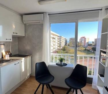 La Pineda Apartment | Escapada Romántica con Vistas al Mar Piscina