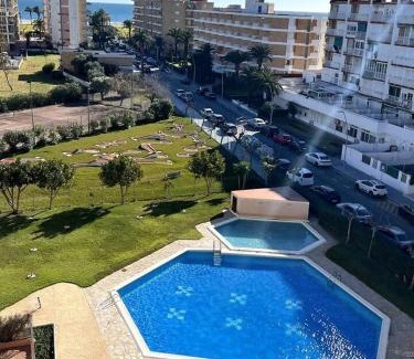 La Pineda Apartment | Escapada Romántica con Vistas al Mar Piscina