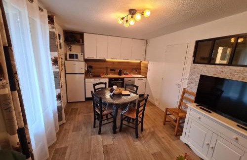 Bielle Apartment | Escapade Montagne en Famille, appartement cosy avec piscine couverte