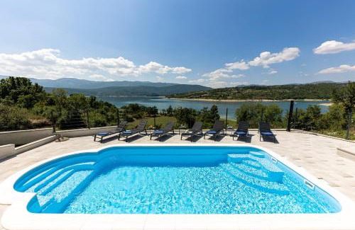 Garjak House | Escape on Lake - Holiday House