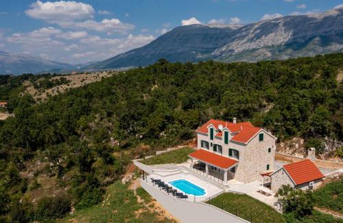 Garjak House | Escape on Lake - Holiday House